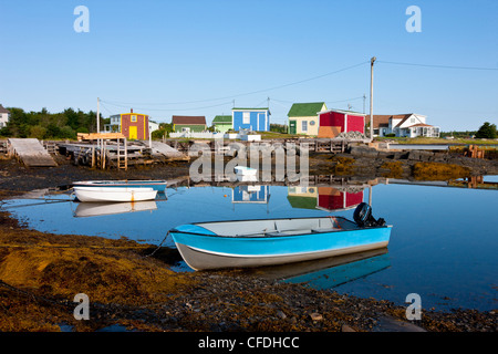 Doris reflétée dans l'eau à marée basse, Blue Rocks, Lunenburg, Nova Scotia, Canada Banque D'Images