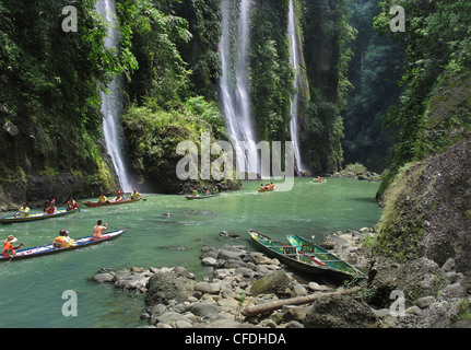 Les touristes dans des bateaux en face de Kasilof Falls, Laguna, l'île de Luzon, Philippines, Asie Banque D'Images