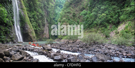 Les touristes dans des bateaux en face de Kasilof Falls, Laguna, l'île de Luzon, Philippines, Asie Banque D'Images