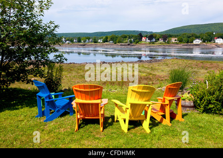 Chaises de jardin, la baie de Fundy, Annapolis Royal, Nouvelle-Écosse, Canada Banque D'Images