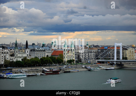 Navire à bord du Danube en face de pont Elisabeth, Budapest, Hongrie, Europe Banque D'Images