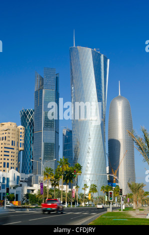 Gratte-ciel sur l'horizon, de gauche à droite tour Palm, Al Bidda Tower et Burj Qatar, Doha, Qatar, Moyen-Orient Banque D'Images