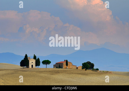 Chapelle en paysage idyllique, San Quirico d'Orcia, Toscane, Italie, Europe Banque D'Images