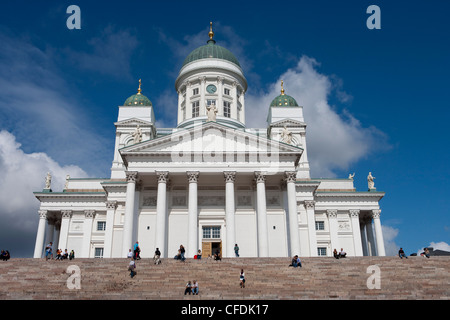 Les gens sur les marches de la cathédrale d'Helsinki, Helsinki, Finlande méridionale, Finlande Banque D'Images