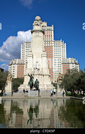 Soleil du printemps sur la Plaza de Espana, avec des statues de Don Quichotte et Sancho Panza, Madrid, Spain, Europe Banque D'Images