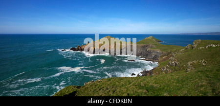 Vues de surf de l'Atlantique au Point, Pointe Pentire croupions, North Cornwall, Angleterre, Royaume-Uni, Europe Banque D'Images