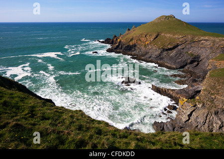 Voir l'Atlantique de surf à croupions Point, Pointe Pentire, North Cornwall, Angleterre, Royaume-Uni, Europe Banque D'Images