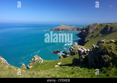 Voir l'Atlantique de surf à croupions Point, Pointe Pentire, North Cornwall, Angleterre, Royaume-Uni, Europe Banque D'Images