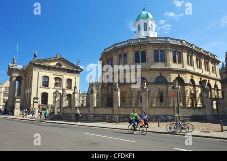 Sheldonian Theatre et Clarendon Building, rue Large, Oxford, Oxfordshire, Angleterre, Royaume-Uni, Europe Banque D'Images