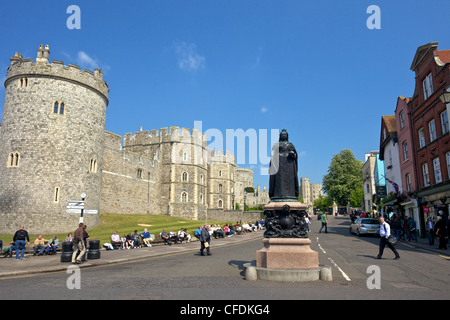 Les visiteurs et les touristes à l'extérieur du château de Windsor, Windsor, Berkshire, Angleterre, Royaume-Uni, Europe Banque D'Images