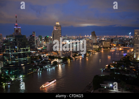 Skyline at night vu de soixante trois Bar de l'hôtel Millennium Hilton Bangkok, Thaïlande, Banque D'Images