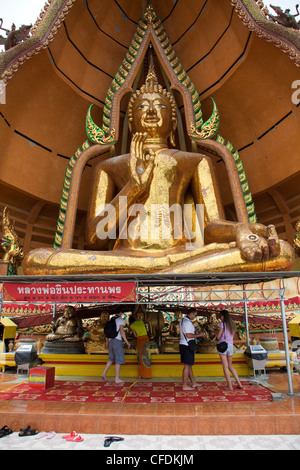 Les gens en face de Bouddha Géant, Wat Tham Khao Noi, Khao Noi Cave Temple, près de Kanchanaburi, Thaïlande Banque D'Images