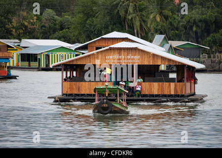 Restaurant et flottent sur la rivière Kwai Noi, Kanchanaburi, Thaïlande Banque D'Images