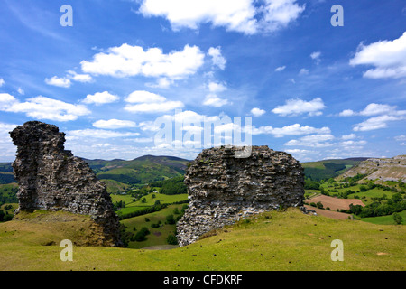 Vue vers l'escarpement de calcaire, Eglwyseg Creigiau de Castell Dinas Bran, Llangollen, Denbighshire, Wales, Royaume-Uni Banque D'Images