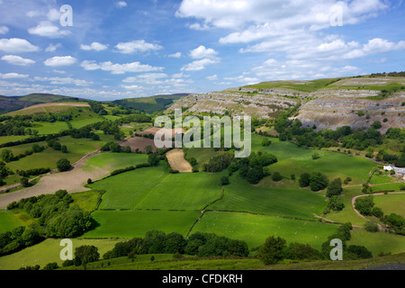 Vue vers l'escarpement de calcaire, Eglwyseg Creigiau de Castell Dinas Bran, Llangollen, Denbighshire, Wales, Royaume-Uni Banque D'Images