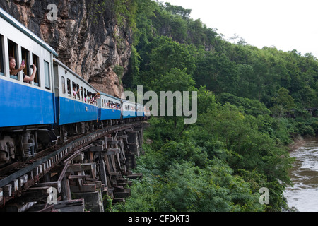 Train touristique sur chevalets en bois viaduc de Trans Rivière Kwai de chemin de fer de la mort à Saphan Tham Krasae, près de Kanchanaburi, Thaïlande Banque D'Images