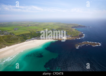 Photo aérienne de Sennen Cove et des terres de la péninsule, à l'Ouest Fin Penwith, Cornwall, Angleterre, Royaume-Uni, Europe Banque D'Images