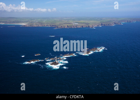 Photo aérienne du phare et des terres de Drakkars Fin Péninsule, West Penwith, Cornwall, Angleterre, Royaume-Uni, Europe Banque D'Images