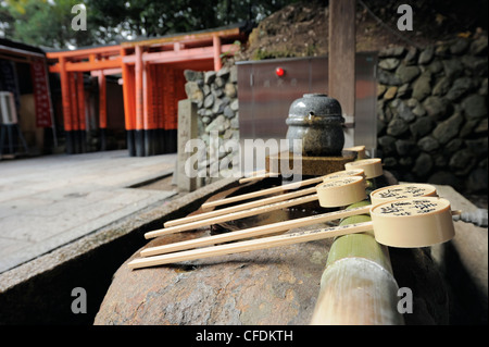 Lieu de rite de purification au Sanctuaire Fushimi Inari, Kyoto, Japon Banque D'Images