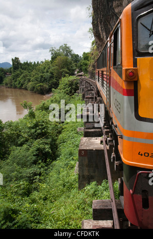 Locomotive moderne de train touristique sur chevalets en bois viaduc de Trans Rivière Kwai de chemin de fer de la mort à Saphan Tham Krasae, près de Kanch Banque D'Images