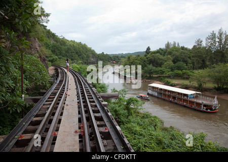 Chevalet en bois viaduc de Trans Rivière Kwai de chemin de fer de la mort à Saphan Tham Krasae avec river cruise ship RV River Kwai (Asie Croisière Banque D'Images