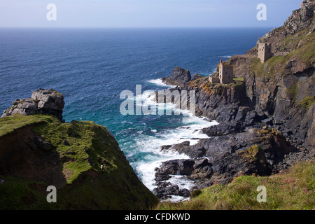 Botallack Couronnes tin mine, près de Saint Juste, Cornwall, en Angleterre, Royaume-Uni, Europe Banque D'Images