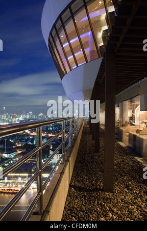 Vue de nuit à partir de 60 bar de trois millénaire Hilton Hotel, Bangkok, Thaïlande Banque D'Images