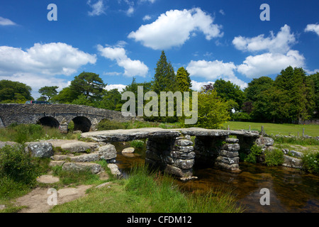 Clapper médiévale pont traversant la rivière East Dart, Postbridge, Dartmoor, dans le Devon, England, UK Banque D'Images