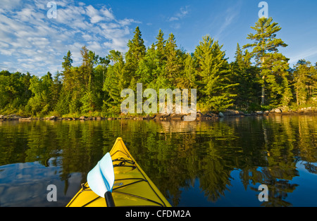 Kayak sur le lac des Bois, nord-ouest de l'Ontario, Canada Banque D'Images