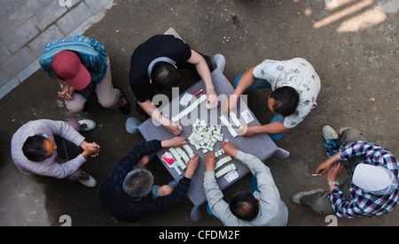 Vue aérienne de chinois assis à l'extérieur jouer au jeu traditionnel de mahjong, Hangzhou, Chine, Asie Banque D'Images