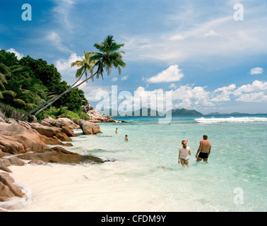 Les plongeurs à l'anse sévère, plage du nord-ouest de La Digue, La Digue et les Îles intérieures, République des Seychelles, océan Indien Banque D'Images