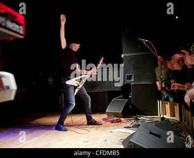 Michael Schenker jouant une Gibson Flying V 'Guitare' sur scène à l'Empire Club à Springfield, en Virginie. Banque D'Images