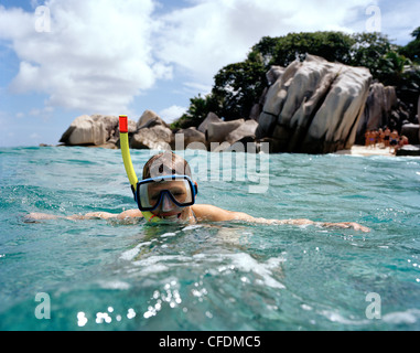 La plongée en eau peu profonde sur les récifs coralliens au large de petit Coco Island, La Digue et les Îles intérieures, République des Seychelles, Indian Oc Banque D'Images