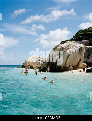 Les gens de la plongée libre dans les eaux peu profondes sur les récifs coralliens au large de petit Coco Island, La Digue et les Îles intérieures, République des Seychelles, en Banque D'Images