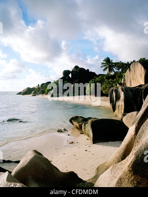 Mondes les plus célèbre plage de l'Anse Source d'argent avec ses roches granitiques, sud-ouest de La Digue, La Digue et les Îles intérieures, Repub Banque D'Images