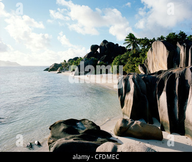 Mondes les plus célèbre plage de l'Anse Source d'argent avec ses roches granitiques, sud-ouest de La Digue, La Digue et les Îles intérieures, Repub Banque D'Images