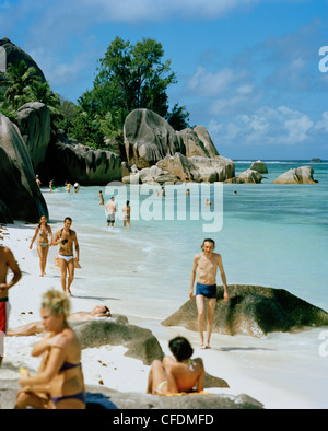 Les touristes sur les mondes les plus célèbre plage de l'Anse Source d'argent avec ses roches granitiques, sud-ouest de La Digue, La Digue et l'intérieur est Banque D'Images