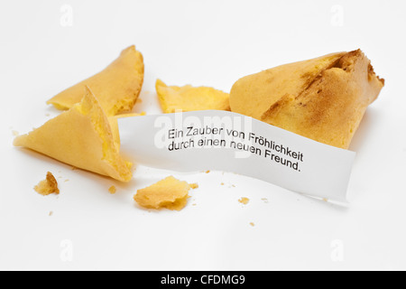 Photo de détail une fortune cookie, un slogan en langue allemande est à quai. Banque D'Images