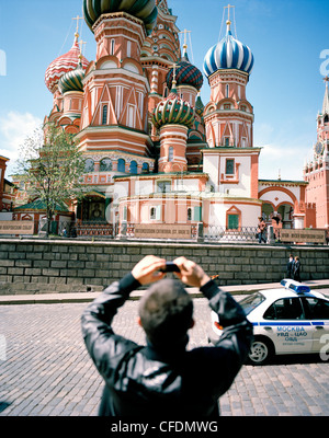 Prise de photos touristiques de Saint Basil's Cathedral avec son téléphone cellulaire, Moscou, Russie, Europe Banque D'Images