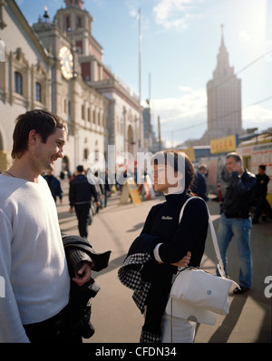 Les personnes à la gare Kazansky, Komsomolskaya Square ou Trois Station Square, Moscou, Russie, Europe Banque D'Images