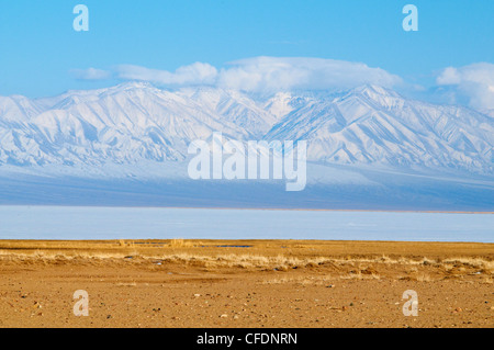 Paysage d'hiver dans la Biosphère avec des montagnes enneigées, le lac Khar Us Nuur, province de Khovd, la Mongolie, l'Asie centrale Banque D'Images