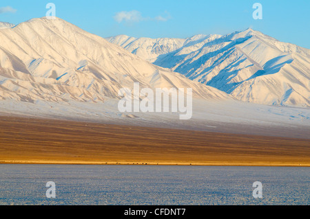 Paysage d'hiver dans la Biosphère avec des montagnes enneigées, le lac Khar Us Nuur, province de Khovd, la Mongolie, l'Asie centrale Banque D'Images