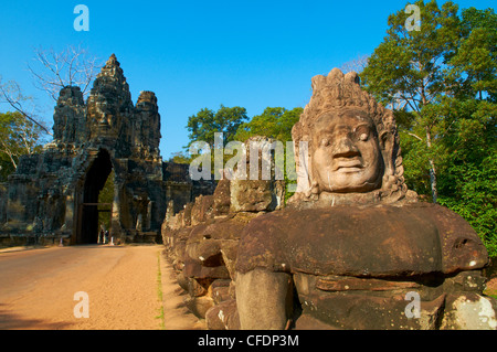 Des statues de géants tenant le naga sacré, porte d'entrée sud, Angkor Thom, Angkor, Siem Reap, Cambodge Banque D'Images