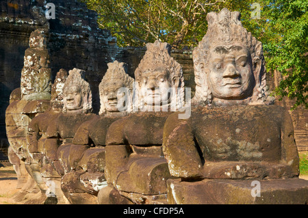 Des statues de géants tenant le naga sacré, porte d'entrée sud, Angkor Thom, Angkor, Siem Reap, Cambodge Banque D'Images