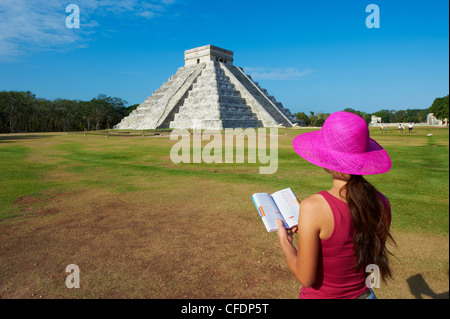 Les touristes à la recherche de l'El Castillo pyramide (Temple de Kukulcan) dans les ruines mayas de Chichen Itza, Yucatan, Mexique Banque D'Images