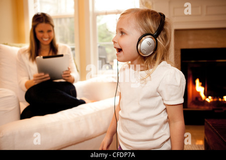 3 ans, fille de chanter. Banque D'Images