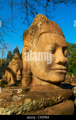 Des statues de géants tenant le naga sacré, porte d'entrée sud, Angkor Thom, Angkor, Siem Reap, Cambodge Banque D'Images