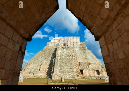 Pyramide du Magicien, site archéologique maya, Uxmal, Site du patrimoine mondial de l'UNESCO, l'état du Yucatan, Mexique, Banque D'Images
