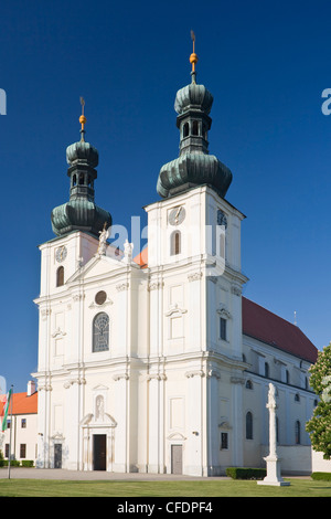 Basilique sous ciel bleu, Frauenkirchen, région du lac de Neusiedl, Burgenland, Autriche, Europe Banque D'Images