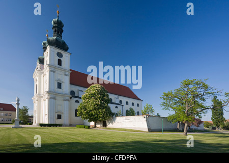 Basilique sous ciel bleu, Frauenkirchen, région du lac de Neusiedl, Burgenland, Autriche, Europe Banque D'Images